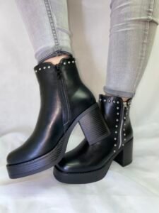 Botines negros diseño de tachas