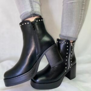 Botines negros diseño de tachas