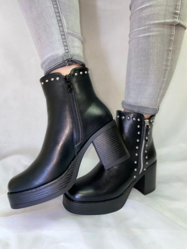 Botines negros diseño de tachas
