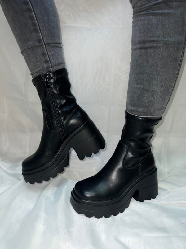 Botines negros latex