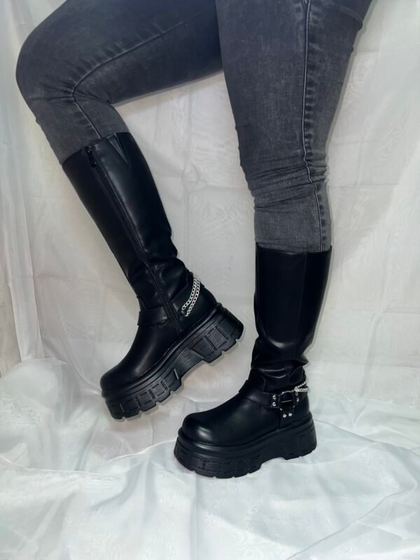 Botas largas con diseño de cadenas