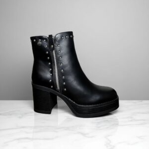 Botines negros diseño de tachas