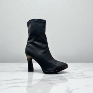 Botines negros en punta