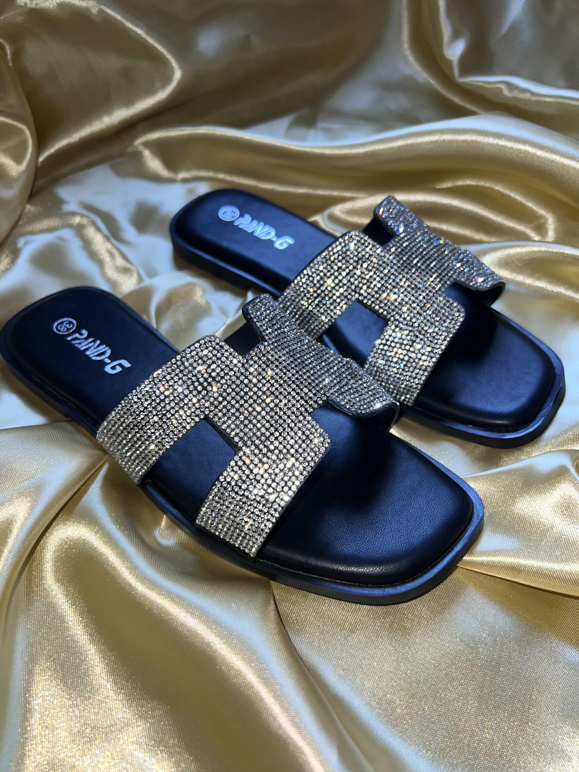 Sandalias planas “Amelia” negras con brillo 238-1