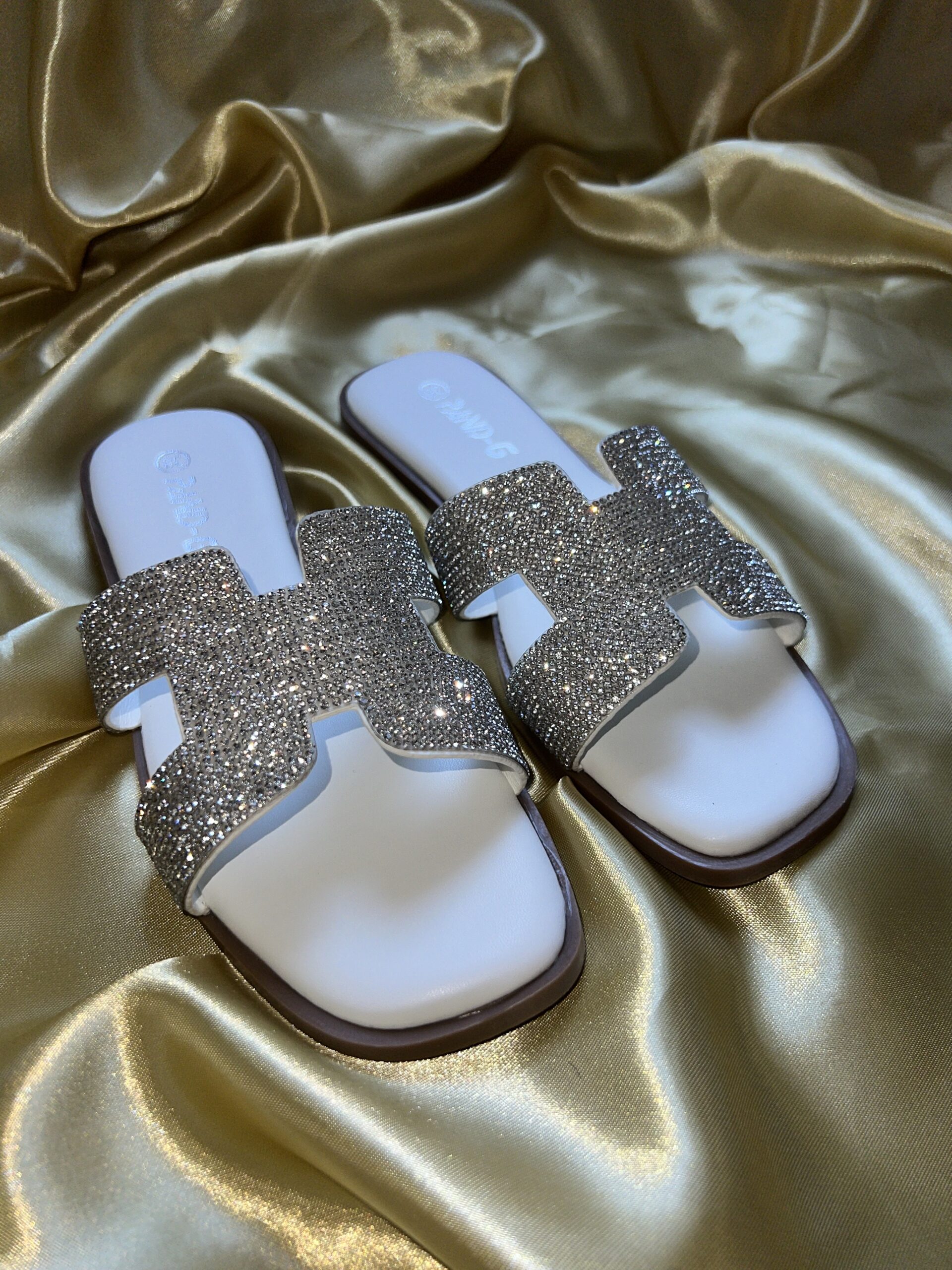 Sandalias planas “Valeria” blancas con brillo 238-5