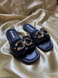 Sandalia Plana “Mía” negra con hebilla Y059