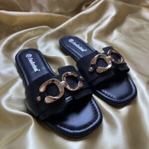 Sandalia Plana “Mía” negra con hebilla Y059