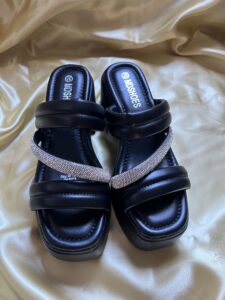 Sandalias “Atenea” negras con taco bajo L39-1