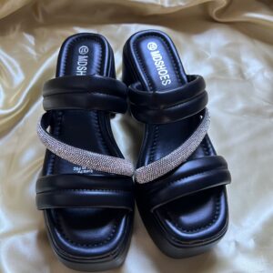 Sandalias “Atenea” negras con taco bajo L39-1