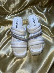 Sandalias “Maia” beige con taco bajo L39-5