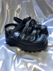 Sandalias plataforma “Isidora” negras con hebillas y cadena L59-1