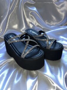 Sandalias plataforma “Isabella” negras con brillo L63-1